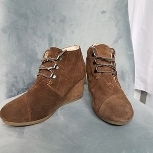 TOM'S DESERT FAUX FUR LINED WEDGE BOOTS/BOOTIES COLOR BROWN SIZE 8.5 USED